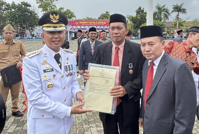 
 Upacara HUT Kemerdekaan RI Bersama Pemda Kolaka, Kantor Pertanahan Serahkan Sertipikat PTSL 