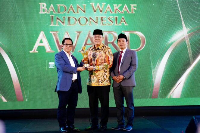 
 Kementerian ATR/BPN Raih Penghargaan Pendukung Percepatan Sertifikasi Tanah Wakaf oleh BWI Awards
