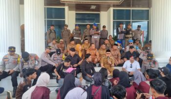 Bupati Kolaka, Amri Djamaluddin berdialog dengan mahasiswa yang menggelar unjuk rasa di kantor DPRD Kabupaten Kolaka, Senin (1/9/2025)