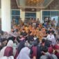 Bupati Kolaka, Amri Djamaluddin berdialog dengan mahasiswa yang menggelar unjuk rasa di kantor DPRD Kabupaten Kolaka, Senin (1/9/2025)