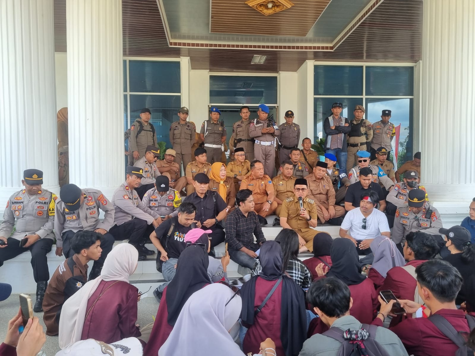 Bupati Kolaka, Amri Djamaluddin berdialog dengan mahasiswa yang menggelar unjuk rasa di kantor DPRD Kabupaten Kolaka, Senin (1/9/2025)