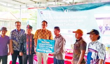 Direktur Utama PT ANTAM Tbk, Achmad Ardianto secara simbolis menyerahkan dukungan Program Pengembangan Budidaya Teripang Tahap II di desa Tambea, Jumat (19/9/2025).