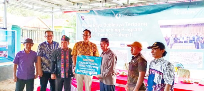 
 Direktur Utama PT ANTAM Tbk, Achmad Ardianto secara simbolis menyerahkan dukungan Program Pengembangan Budidaya Teripang Tahap II di desa Tambea, Jumat (19/9/2025).