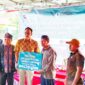 Direktur Utama PT ANTAM Tbk, Achmad Ardianto secara simbolis menyerahkan dukungan Program Pengembangan Budidaya Teripang Tahap II di desa Tambea, Jumat (19/9/2025).