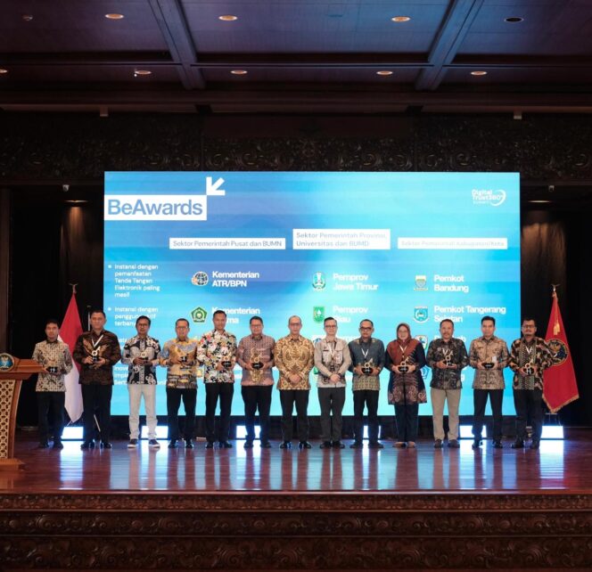 
 Kementerian ATR/BPN Raih Penghargaan Instansi dengan Pemanfaatan Tanda Tangan Elektronik Paling Masif