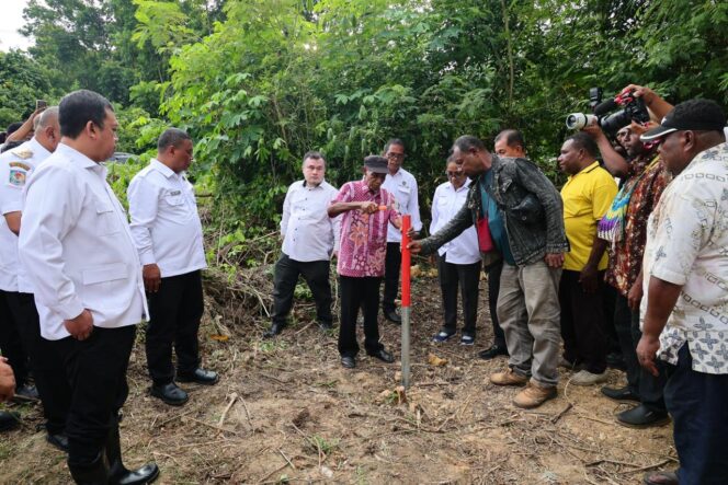 
 Realisasi Percepatan Sertipikasi Tanah Ulayat di Papua, Menteri Nusron Saksikan Pemasangan Patok Skouw Yambe