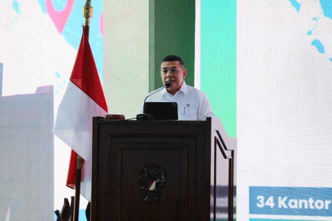 
 Jadi Pembicara dalam Apel Dansatkowil, Wamen Ossy Ajak TNI AD Perkuat Sinergi untuk Menjaga Tanah Negara