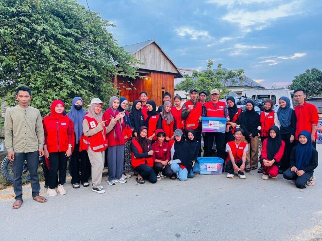 
 UKM KSR PMI USN Kolaka Salurkan Bantuan untuk Warga Terdampak Banjir di Watubangga