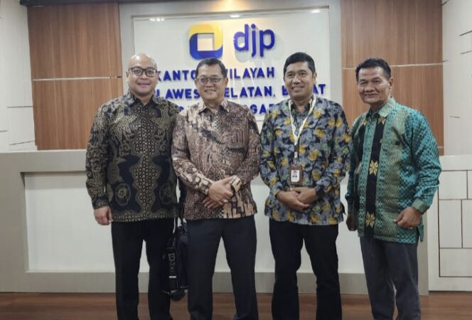 
 Kanwil DJP Sulselbartra Beri Penghargaan Ceria Corp Pembayar Pajak Terbesar 2024