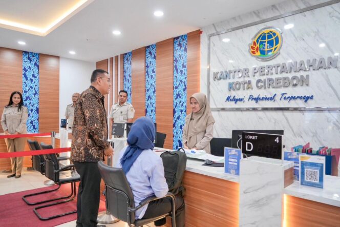 
 Tinjau Kantor Pertanahan Kota Cirebon, Wamen Ossy Pastikan Layanan Pertanahan Berjalan Optimal