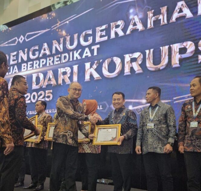 
 Kepala Kantor BPN Kolaka Terima Penghargaan Satuan Kerja Berpredikat Wilayah Bebas dari Korupsi  Tahun 2025