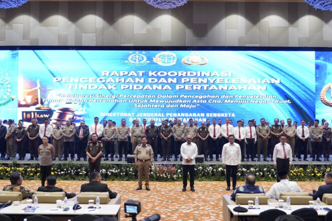 
 Menteri Nusron Berikan Penghargaan kepada 74 Pihak yang Berperan dalam Pencegahan Tindak Pidana Pertanahan Tahun 2025