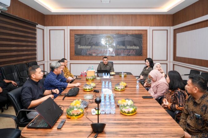 
 Kunjungi Dua Kantah di Sumut, Wamen Ossy Monitoring Kesiapan WBBM hingga Serahkan Sertipikat kepada Masyarakat