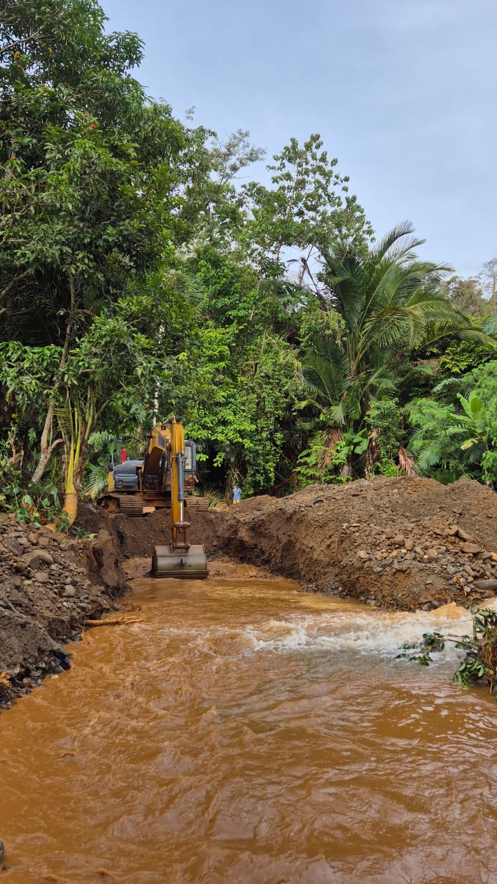 PT CNI mengerahkan satu unit excavator untuk membantu masyarakat membersihkan sungai di sekitar wilayah operasi.