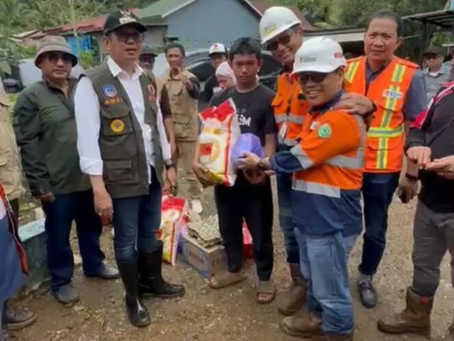 
 Bupati Serahkan Bantuan Dinsos dan CNI untuk Warga Terdampak Luapan Air Sungai Lapao-pao