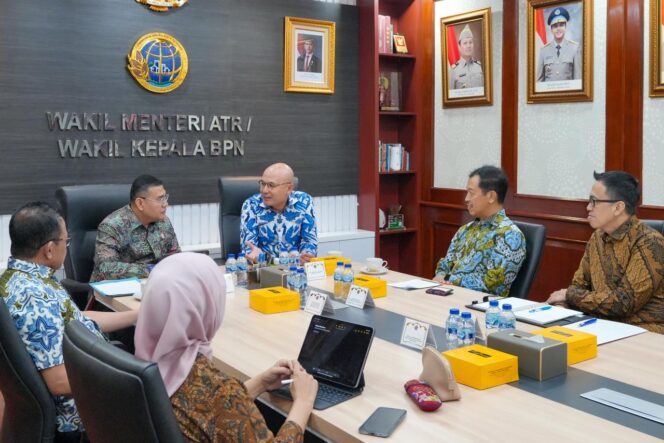 
 Terima Kunjungan Wamenlu, Wamen Ossy Bicarakan Hak Atas Tanah bagi WNA dan Diaspora