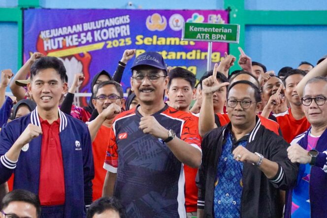 
 Sekjen ATR/BPN Ikuti Laga Eksibisi Pembukaan Kejuaraan Bulutangkis HUT ke-54 KORPRI