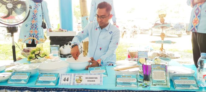 
 Camat Kolaka, Ritzky Mario mengaduk bahan makanan olahan sagu menjadi Sinonggi dalam acara peluncuran program MOSONGGI di Alun-alun 19 November Kolaka, Senin (16/2/2026)