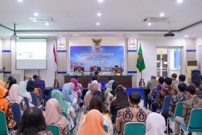 
 Tinjau Pelayanan Kantah Kota Semarang, Wamen Ossy: Jangan Tunda Berkas, Percepat Layanan Pertanahan