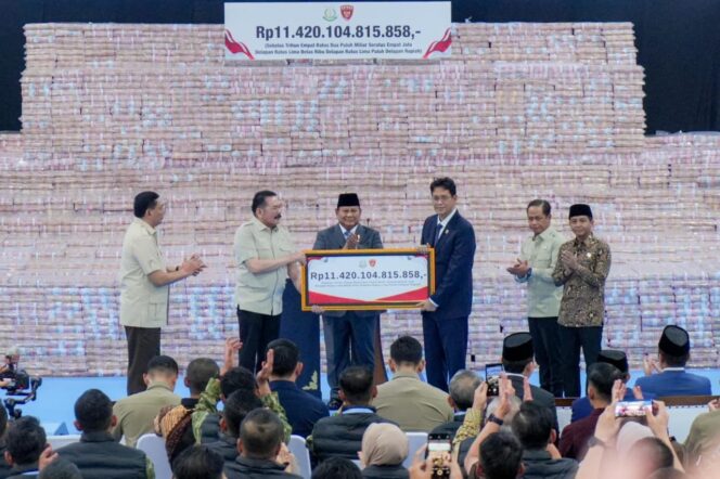 
 Wamen Ossy Saksikan Penyerahan Denda Administratif Rp11,4 Triliun oleh Satgas PKH sebagai Wujud Penyelamatan Kekayaan Negara