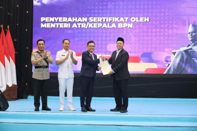 
 Serahkan Sertipikat Hak Pakai untuk Lemhannas RI, Menteri Nusron: Perkuat Kepastian Hukum Aset Negara
