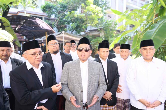 
 Serahkan Hewan Kurban ke Ponpes Darunnajah, Menteri Nusron: Iduladha Jadi Momentum Mempererat Kebersamaan