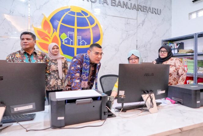 
 Tinjau PELATARAN di Kantah Kota Banjarbaru, Wamen Ossy: Hindari Masyarakat Menunggu Terlalu Lama di Loket