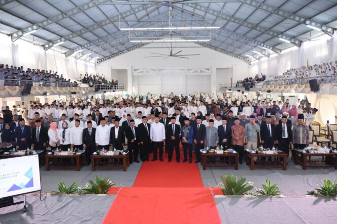 
 Serahkan Lebih dari 1.000 Sertipikat Tanah Wakaf dalam ICOP 2026, Menteri Nusron Minta Penerima Jadi Pionir Percepatan