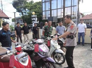 Wakapolres Kolaka Kompol Dr. Mochamad Salman, S.H.,S.I.K.,M.H secara simbolis menyerahkan kendaraan hasil pengungkapan Operasi Pekat Anoa 2026 kepada pemilik sah di Mapolres Kolaka, Rabu (10/6/2026). Selain menangkap pelaku, kepolisian menekankan pentingnya pemulihan hak korban melalui pengembalian barang bukti yang berhasil ditemukan.