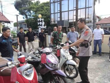 Wakapolres Kolaka Kompol Dr. Mochamad Salman, S.H.,S.I.K.,M.H secara simbolis menyerahkan kendaraan hasil pengungkapan Operasi Pekat Anoa 2026 kepada pemilik sah di Mapolres Kolaka, Rabu (10/6/2026). Selain menangkap pelaku, kepolisian menekankan pentingnya pemulihan hak korban melalui pengembalian barang bukti yang berhasil ditemukan.