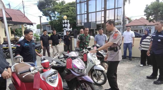 Wakapolres Kolaka Kompol Dr. Mochamad Salman, S.H.,S.I.K.,M.H secara simbolis menyerahkan kendaraan hasil pengungkapan Operasi Pekat Anoa 2026 kepada pemilik sah di Mapolres Kolaka, Rabu (10/6/2026). Selain menangkap pelaku, kepolisian menekankan pentingnya pemulihan hak korban melalui pengembalian barang bukti yang berhasil ditemukan.