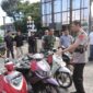 Wakapolres Kolaka Kompol Dr. Mochamad Salman, S.H.,S.I.K.,M.H secara simbolis menyerahkan kendaraan hasil pengungkapan Operasi Pekat Anoa 2026 kepada pemilik sah di Mapolres Kolaka, Rabu (10/6/2026). Selain menangkap pelaku, kepolisian menekankan pentingnya pemulihan hak korban melalui pengembalian barang bukti yang berhasil ditemukan.