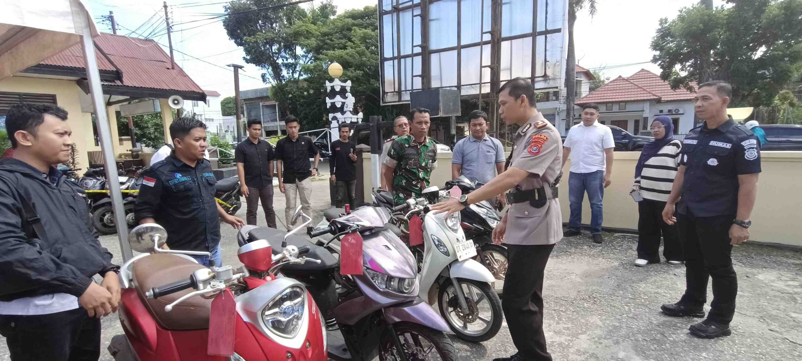 Wakapolres Kolaka Kompol Dr. Mochamad Salman, S.H.,S.I.K.,M.H secara simbolis menyerahkan kendaraan hasil pengungkapan Operasi Pekat Anoa 2026 kepada pemilik sah di Mapolres Kolaka, Rabu (10/6/2026). Selain menangkap pelaku, kepolisian menekankan pentingnya pemulihan hak korban melalui pengembalian barang bukti yang berhasil ditemukan.