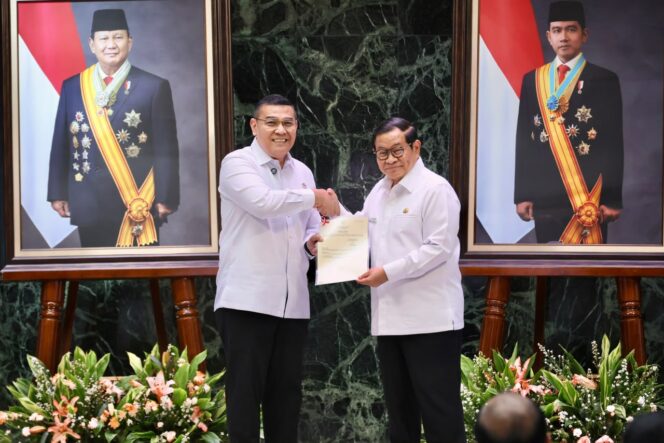 
 DKI Jakarta HUT ke-499, Wamen Ossy Serahkan 499 Sertipikat ke Gubernur Pramono Anung
