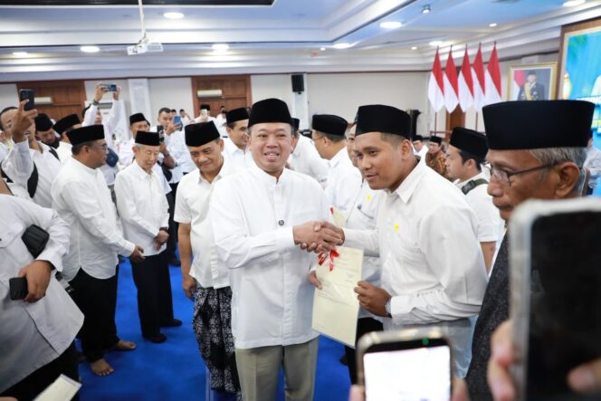 
 Serahkan 243 Sertipikat Tanah Wakaf di Jawa Tengah, Menteri Nusron: Bagian dari Program Prioritas Nasional Selesaikan Kepastian Hukum Aset Umat