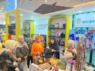 Ketua Harian II Dekranas, Sri Suparni Bahlil saat mengunjungi stan UMKM binaan PT ANTAM Tbk UBPN Kolaka pada pameran Pengembangan Produk Kerajinan Khas Daerah bagi UMKM di Wilayah Sekitar Pertambangan dan Hulu Migas yang diselenggarakan oleh Kementerian Energi dan Sumber Daya Mineral (ESDM) bekerja sama dengan Dewan Kerajinan Nasional (Dekranas), Makassar Kamis (9/7/2026).