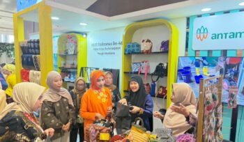 Ketua Harian II Dekranas, Sri Suparni Bahlil saat mengunjungi stan UMKM binaan PT ANTAM Tbk UBPN Kolaka pada pameran Pengembangan Produk Kerajinan Khas Daerah bagi UMKM di Wilayah Sekitar Pertambangan dan Hulu Migas yang diselenggarakan oleh Kementerian Energi dan Sumber Daya Mineral (ESDM) bekerja sama dengan Dewan Kerajinan Nasional (Dekranas), Makassar Kamis (9/7/2026).