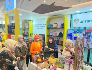 Ketua Harian II Dekranas, Sri Suparni Bahlil saat mengunjungi stan UMKM binaan PT ANTAM Tbk UBPN Kolaka pada pameran Pengembangan Produk Kerajinan Khas Daerah bagi UMKM di Wilayah Sekitar Pertambangan dan Hulu Migas yang diselenggarakan oleh Kementerian Energi dan Sumber Daya Mineral (ESDM) bekerja sama dengan Dewan Kerajinan Nasional (Dekranas), Makassar Kamis (9/7/2026).