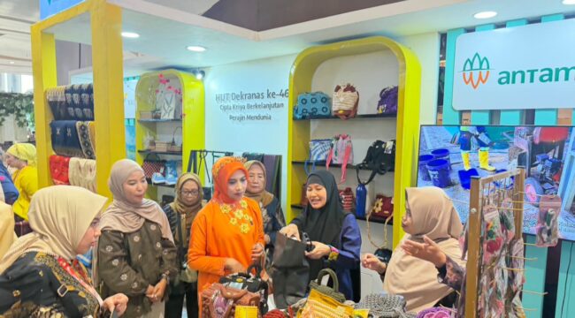 Ketua Harian II Dekranas, Sri Suparni Bahlil saat mengunjungi stan UMKM binaan PT ANTAM Tbk UBPN Kolaka pada pameran Pengembangan Produk Kerajinan Khas Daerah bagi UMKM di Wilayah Sekitar Pertambangan dan Hulu Migas yang diselenggarakan oleh Kementerian Energi dan Sumber Daya Mineral (ESDM) bekerja sama dengan Dewan Kerajinan Nasional (Dekranas), Makassar Kamis (9/7/2026).