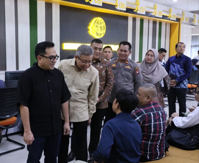 
 Tinjau Kantah Kota Batam Bersama Komisi II DPR RI, Wamen ATR/Waka BPN Pastikan Pelayanan Pertanahan Berjalan Efisien