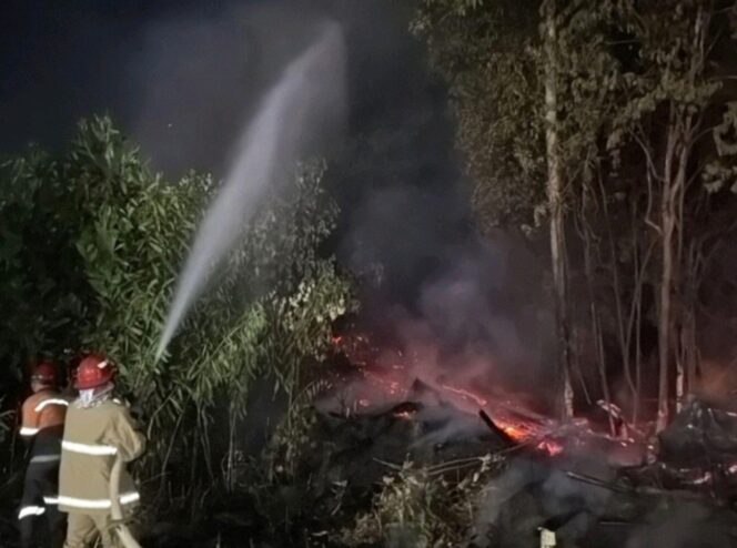 
 PT. IPIP Kerahkan 11 Personel dan Dua Unit Damkar Tangani Kebakaran Lahan di Desa Sopura