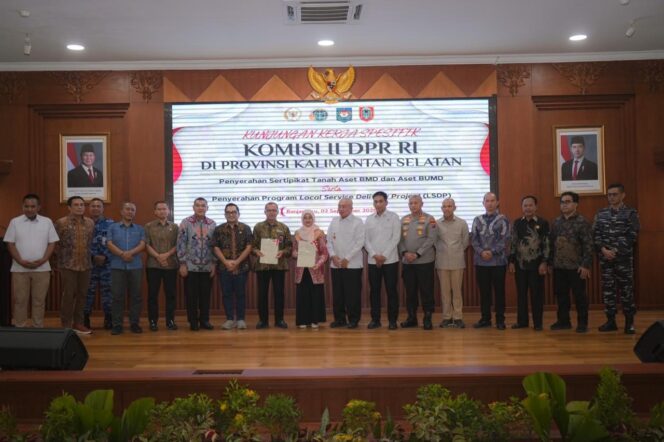 
 Serahkan Sertipikat Aset BMD dan BUMD Pemprov Kalsel, Wamen Ossy: Perkuat Kepastian Hukum Aset Daerah