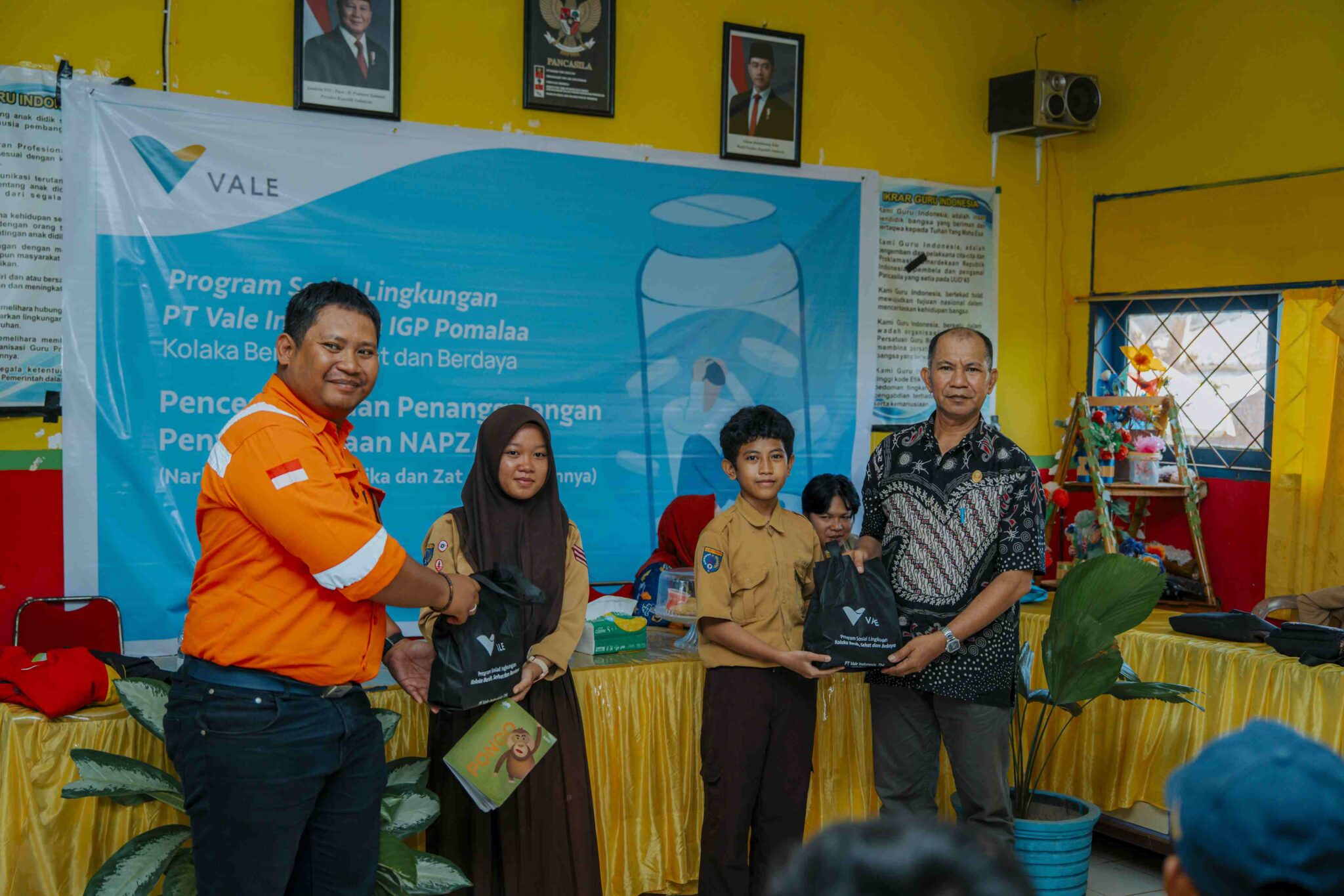Pemberian cindera mata kepada siswa peserta sosialisasi penggunaan bahaya NAPZA di SMP 1 Pomalaa. FOTO: Abdul Saban/SIBERKITA.ID
