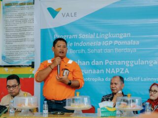 Medical Service Doctor PT Vale IGP Pomalaa, dr. Fathurahman menyampaikan sosialisasi bahaya NAPZA kepada siswa SMP 1 Pomalaa. FOTO: Abdul Saban/SIBERKITA.ID