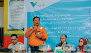 Medical Service Doctor PT Vale IGP Pomalaa, dr. Fathurahman menyampaikan sosialisasi bahaya NAPZA kepada siswa SMP 1 Pomalaa. FOTO: Abdul Saban/SIBERKITA.ID