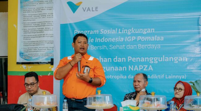 Medical Service Doctor PT Vale IGP Pomalaa, dr. Fathurahman menyampaikan sosialisasi bahaya NAPZA kepada siswa SMP 1 Pomalaa. FOTO: Abdul Saban/SIBERKITA.ID