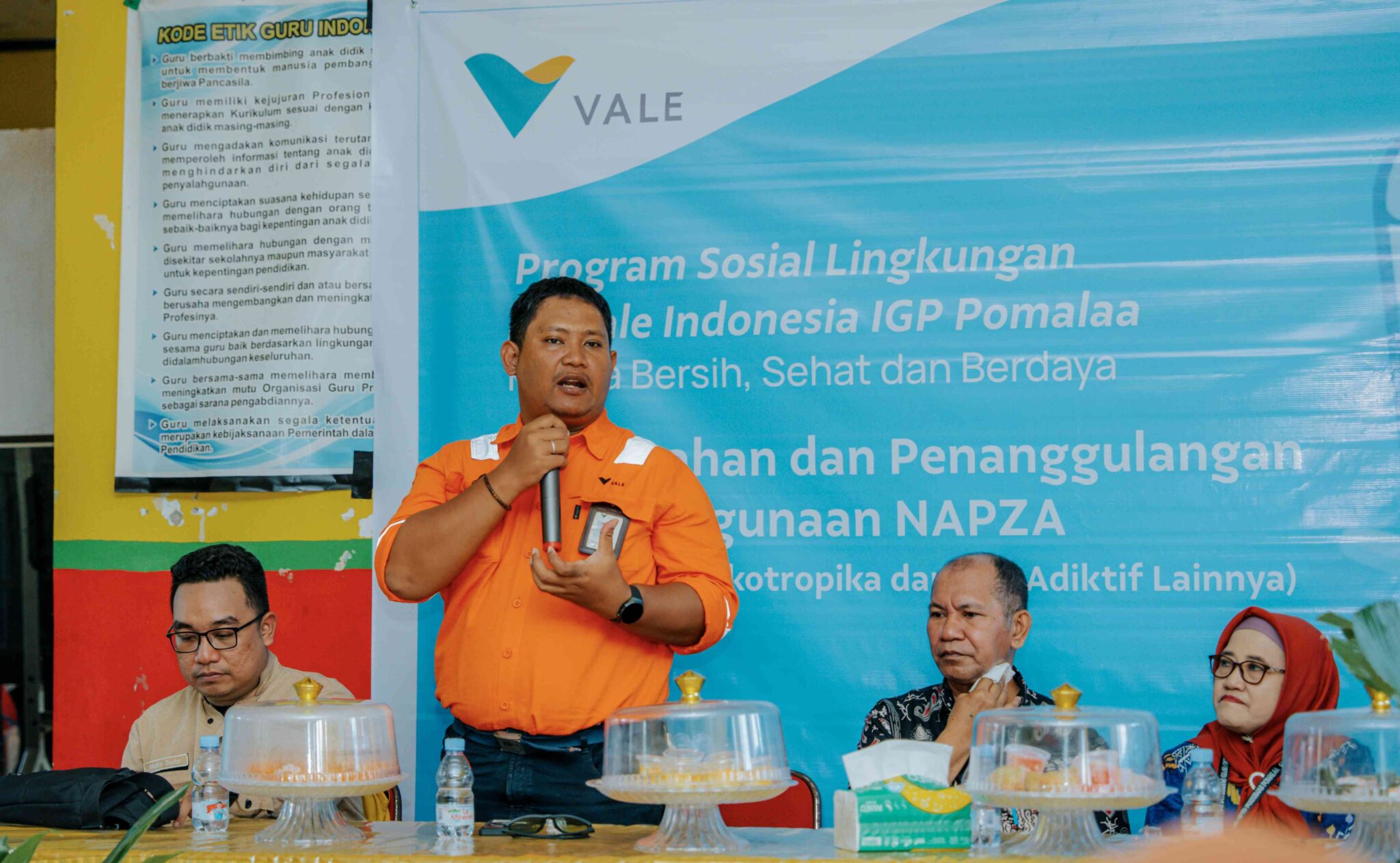 Medical Service Doctor PT Vale IGP Pomalaa, dr. Fathurahman menyampaikan sosialisasi bahaya NAPZA kepada siswa SMP 1 Pomalaa. FOTO: Abdul Saban/SIBERKITA.ID