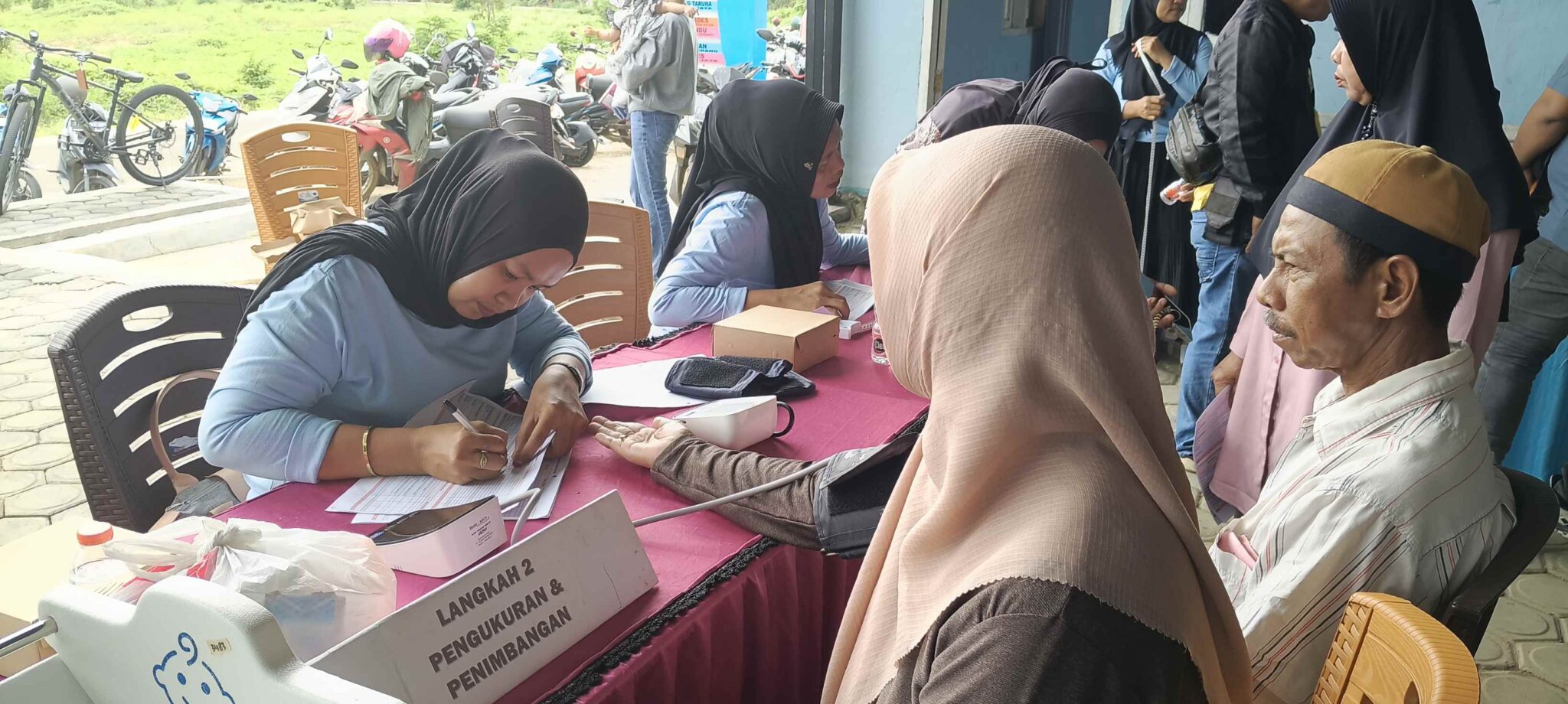 Sejumlah warga Desa Pewutaa, kecamatan Baula mengikuti pemeriksaan kesehatan gratis di Balai Pertemuan desanya. Kegiatan ini merupakan rangkaian program Promosi Kesehatan yang dilaksanakan oleh PT Vale IGP Pomalaa. FOTO: Abdul Saban/SIBERKITA.ID
