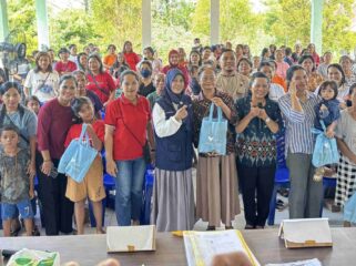 Sejumlah warga di Desa Puubenua, Kecamatan Baula berfoto Bersama usai mengikuti program Promosi Kesehatan yang diselenggaran PT Vale Indonesia IGP Pomalaa. Sesi kali ini, sosialisasi program diarahkkan pada intervensi memutus rantai penyebaran DBD. FOTO: Abdul Saban/SIBERKITA.ID