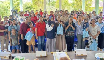 Sejumlah warga di Desa Puubenua, Kecamatan Baula berfoto Bersama usai mengikuti program Promosi Kesehatan yang diselenggaran PT Vale Indonesia IGP Pomalaa. Sesi kali ini, sosialisasi program diarahkkan pada intervensi memutus rantai penyebaran DBD. FOTO: Abdul Saban/SIBERKITA.ID
